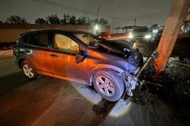 La camioneta terminó contra un poste tras perder el control en el bulevar.