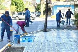 Trabajadores de Mantenimiento Urbano realizan trabajos de albañilería en las rampas del centro.