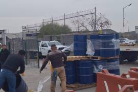 Empresa entregó los toneles al ayuntamiento de San Buenaventura, que los dirigirá a las zonas que más los necesitan.