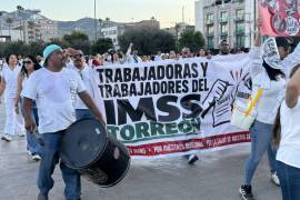 Trabajadores del Instituto Mexicano del Seguro Social en Torreón se unieron a las manifestaciones organizadas en diferentes puntos del país.