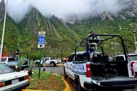 En el lugar, las autoridades aseguraron el vehículo y varios cargadores.