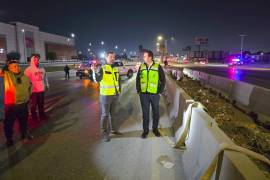 El alcalde Javier Díaz González supervisó durante la noche los trabajos de alineación de muros de contención en el bulevar Nazario S. Ortiz Garza.