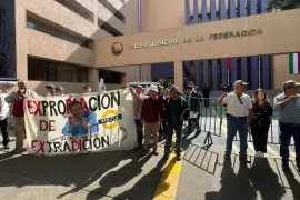 Trabajadores de AHMSA exigen justicia afuera de la sede judicial mientras esperan el resultado de la subasta.