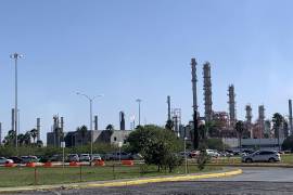 La asociación alertó que persisten adeudos de trabajos realizados desde 2024 y que la falta de pagos genera incertidumbre en la cadena de suministro petrolera.