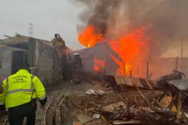 Los bomberos hicieron todo lo posible para evitar que el fuego se propagara.