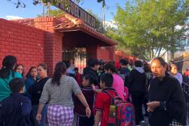Padres de familia colocan cadenas y candados en el portón de la escuela Miguel Hidalgo como forma de protesta por el presunto desvío de recursos.