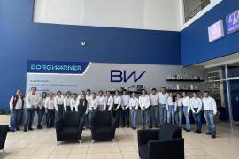 Estudiantes del Tecnológico de Saltillo recorrieron instalaciones industriales para conocer procesos de remanufactura.