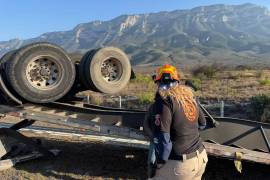 Volcadura de tractocamión en la carretera Saltillo-Monterrey