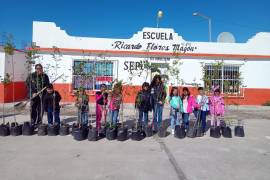 En la escuela primaria Ricardo Flores Magón, se sembraron 25 árboles, con ayuda de alumnos y sus padres.