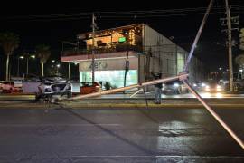 La luminaria quedó derribada luego de que la conductora perdiera el control del auto.