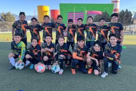 Niños y niñas participan en actividades de entrenamiento en la academia de fútbol, mostrando el enfoque de fomentar el deporte desde temprana edad.