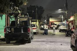 Elementos de corporaciones de seguridad resguardaron el inmueble cateado en la colonia Aeropuerto durante el operativo.