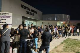 Familias, vecinos e indigentes reciben cenas calientes como parte de la iniciativa solidaria que convoca a voluntarios.