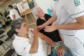 Adultos mayores reciben la dosis preventiva contra enfermedades respiratorias.