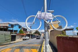 Colectivos instalaron una bicicleta blanca en memoria de Manuel Chaparro Aquino, exigiendo mayor seguridad vial para los usuarios vulnerables de las calles de Saltillo.