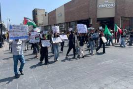 Un grupo de manifestantes recorrió las principales calles de Saltillo para exigir la ruptura de las relaciones diplomáticas y comerciales con Israel.