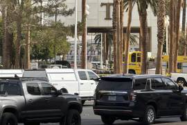 La policía bloquea el área donde un vehículo se incendió y estalló fuera del vestíbulo del hotel del presidente electo, Donald Trump, el miércoles 1 de enero de 2025. FOTO: