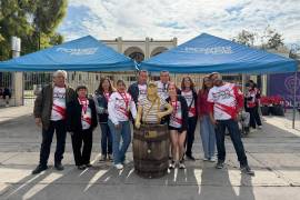 La convivencia cerró la edición 15 de la Carrera Chuy Flores con pastel donado por la familia Martínez Ávalos, una muestra del apoyo comunitario al evento.