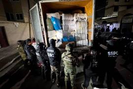 Autoridades aseguraron 13 toneladas de tabaco ilegal durante seis cateos realizados en Venustiano Carranza y Cuauhtémoc.