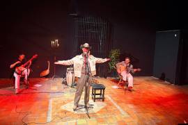 Carlos Cipriano durante su presentación en el Centro Cultural Casa La Besana, donde interpretó éxitos como ‘Corazón partío’ y temas de su autoría.