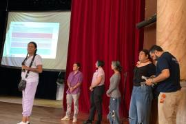 Kenya Cuevas, activista trans, durante su conferencia en el Paraninfo del Ateneo Fuente en Saltillo, donde abordó la importancia de una fiscalía especializada para crímenes de odio.