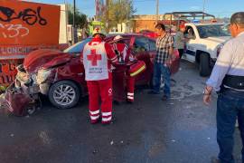 Paramédicos de la Cruz Roja valoraron a la conductora de 23 años antes de trasladarla a un hospital.