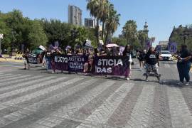 Familiares y amigos de Pamela Yahaira, así como integrantes del colectivo “Morras Feministas” realizaron una protesta y marcha pacífica para exigir justicia para el caso de feminicidio, en Nuevo León.