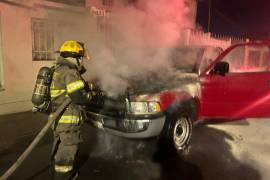 Bomberos acudieron rápidamente al lugar para sofocar el incendio del vehículo.