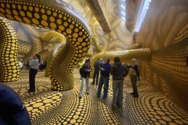 Paseo. La obra de Yayoi Kusama atrae tanto por su estética vibrante como por las emociones que despierta en quienes la observan.