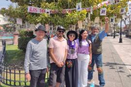 Colectivos instalaron un antimonumento en la Plaza de Armas de Saltillo, junto al “Árbol de la Esperanza”, para honrar la memoria de mujeres desaparecidas y víctimas de feminicidio en Coahuila.