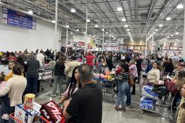 Los pasillos de Galerías Saltillo y Costco se han llenado de compradores, mientras los estacionamientos se encuentran desbordados, reflejo del aumento en la actividad comercial previo a las festividades.