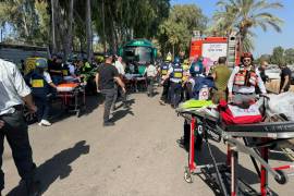 Al menos 16 personas fueron trasladas a un hospital, cuatro de ellas en estado grave, después de que un camión atropellara a un grupo de viandantes que esperaban cerca de una parada de autobús en Glilot, norte de Tel Aviv. FOTO: EFE.