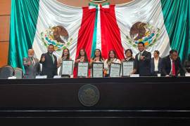 Las estudiantes de Ingeniería Bioquímica de la UAdeC Unidad Laguna recibieron el Mérito Estudiantil 2026 durante una ceremonia realizada en el Senado de la República.