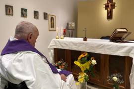 Una foto facilitada por la Oficina de Prensa de la Santa Sede muestra al papa Francisco concelebrando la misa en la capilla del hospital Gemelli en Roma, Italia, el 15 de marzo de 2025.