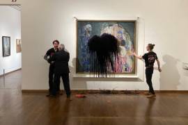 Activistas arrojaron líquido negro sobre el cuadro “Muerte y vida” de Gustav Klimt en el museo Leopold de Viena para denunciar la inacción contra la crisis climática.