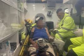 El hombre fue atendido por paramédicos después de sufrir un accidente, para después ser llevado a la clínica del seguro social.
