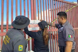 Personal de la Agencia de Investigación Criminal colocó los sellos de aseguramiento en el acceso al Autódromo de Monclova, como parte del cumplimiento de la resolución judicial.