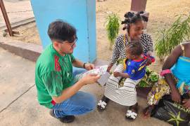 El dentista saltillense Jorge Briones atiende pacientes durante su misión con Operation Smile en Kinshasa.