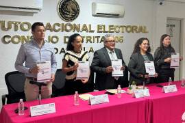 Autoridades electorales y representantes de organizaciones civiles participaron en la entrega de cuadernillos en Braille en la Junta Distrital Ejecutiva 05.