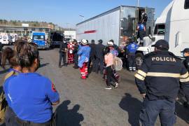 Detienen en el Circuito Exterior Mexiquense a tráiler con 168 migrantes