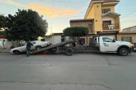 El personal verifica que los vehículos cumplan con los criterios para ser considerados abandonados.