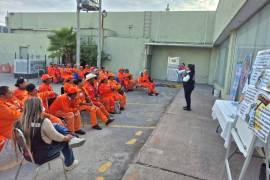 Personal de Trabajo Social del IMSS Coahuila desarrolla actividades de orientación dentro de la estrategia ‘Ella y Él’.