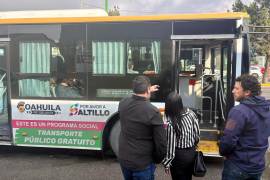 La comitiva también observó el funcionamiento de unidades del sistema de transporte en Saltillo.
