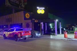 Clientes del establecimiento manifestaron su molestia luego del accidente, asegurando que minutos antes del colapso presuntamente fueron obligados a consumir botellas con costo de 3 mil 500 pesos, las cuales no pudieron recuperar tras el desalojo.
