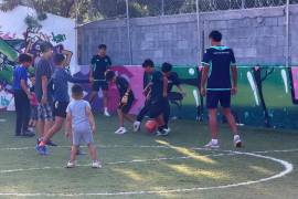 En la plaza El Minero se realizó una clínica de fútbol para niñas y niños del sector.