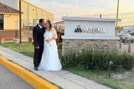 Luis y Tatiana eligieron la planta de Magna en Sabinas, donde se conocieron hace 14 años, como escenario para inmortalizar sus fotografías de boda.