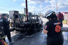 La camioneta resultó consumida en su totalidad y como resultado del percance dos personas resultaron heridas, en Nuevo León