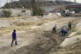 Cuadrillas de limpieza remueven basura y maleza en los arroyos, beneficiando a las familias locales.