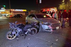 El accidente ocurrió alrededor de las 03:00 horas, cuando ambos conductores no respetaron la luz roja del semáforo