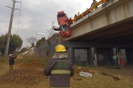 Cuerpos de emergencia rescataron a tres personas tras la volcadura de un auto que quedó colgando de un puente en el Periférico Ecológico de Puebla
